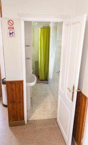 a bathroom with a shower and a toilet and a sink at Chalet Ebro barbacoa in Riba-roja d'Ebre