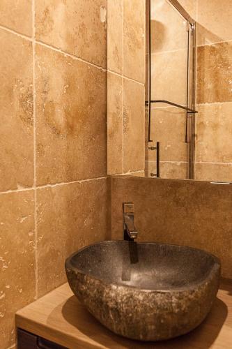 La salle de bains est pourvue d'un lavabo en pierre et d'une douche. dans l'établissement Ty Gwened - Centre Historique - Calme - Wifi, à Vannes