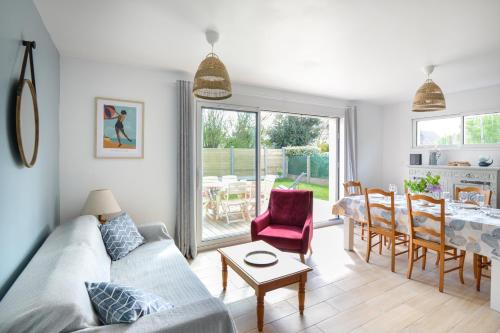 un salon avec un canapé et une table dans l'établissement Le Chemin de la Mer - A 300 m de la plage, à Bernières-sur-Mer