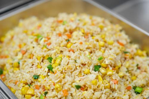 a dish of fried rice with corn and vegetables at 珠海海之珠丨Global Romantic Pearl酒店-拱北口岸珠海站店 in Zhuhai