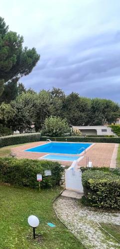 une rangée de piscines bleues dans une cour dans l'établissement Studio face au Bassin d'Arcachon, à Andernos-les-Bains