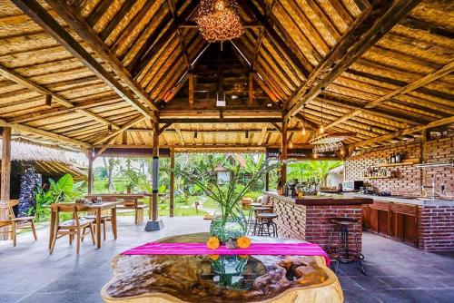 una grande stanza con una fontana al centro di una casa di Swarma Villa Ubud Near Sacred Monkey Forest Sanctuary ad Ubud