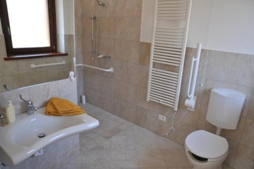łazienka z umywalką i toaletą w obiekcie Affittacamere Al castello w mieście Travesio