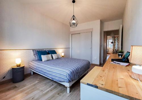 um quarto com uma cama e uma secretária num quarto em Le Coqu'Aix - Hyper-Centre - Parking - Wifi - Netflix em Aix-les-Bains