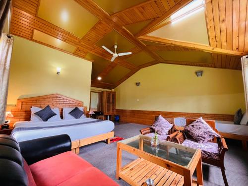 um quarto grande com uma cama e um sofá em Sanpat Root Royal em Chandīgarh