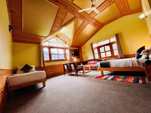 um quarto com 2 camas e um tecto com janelas em Sanpat Root Royal em Chandīgarh