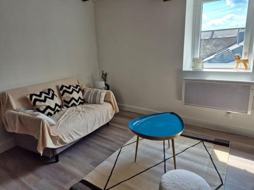 - un salon avec un canapé et un tabouret bleu dans l'établissement Maison Foch, à Angers