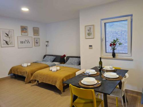 Posteľ alebo postele v izbe v ubytovaní Apartments in Dramalj 41208