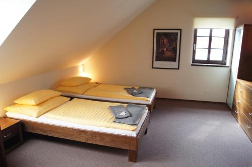 1 dormitorio con 2 camas y ventana en Pension Inspirace a Wellness, en Kolín