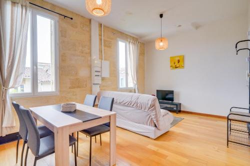 un salon avec une table et un canapé dans l'établissement Le Yellow - Centre de Bordeaux, à Bordeaux