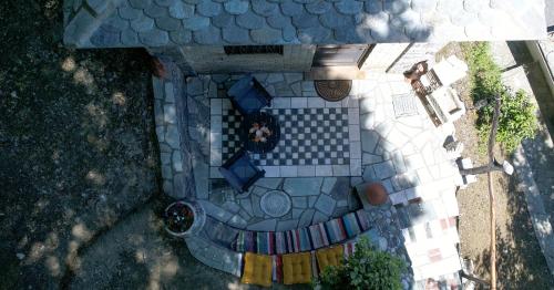 een uitzicht op een huis met een patio bij The Mushroom Cottage in Anilio Pelion