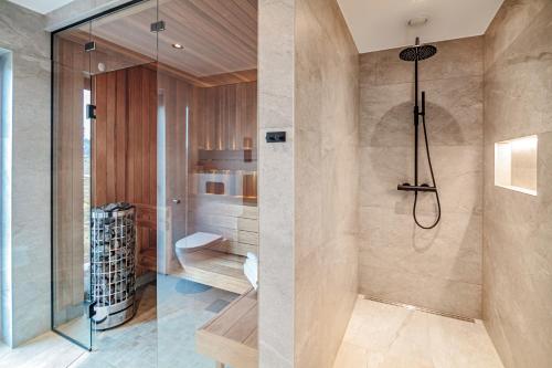 a bathroom with a shower and a toilet at Northern Cabin Retreat in Lyngværet