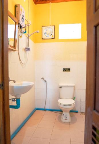 a bathroom with a toilet and a sink at La Casa Nostra in Luang Prabang