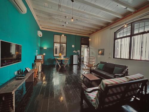 ein Wohnzimmer mit Sofa und Fernseher in der Unterkunft CHCH by LEJU in Malakka