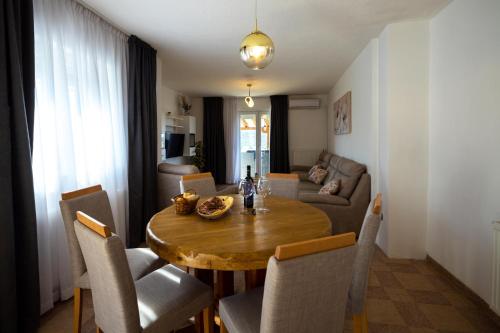 Χώρος καθιστικού στο Apartman MIRA