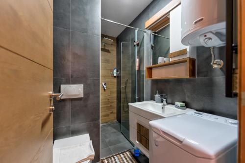 ein Badezimmer mit Waschbecken und Dusche in der Unterkunft Zlatibor Centar Lux Apartman in Zlatibor