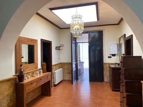 La salle de bains est pourvue d'un grand lavabo et d'un grand miroir. dans l'établissement Villa Espanola, à Torrellano