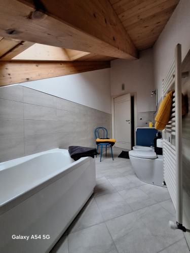 baño con bañera grande y 2 aseos en Casa Matilde, en Leinì