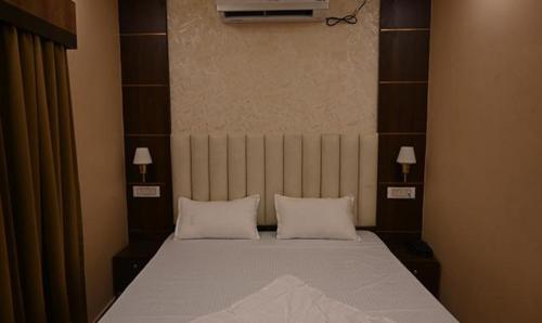 een slaapkamer met een bed met 2 witte kussens bij FabHotel Granotel in kolkata