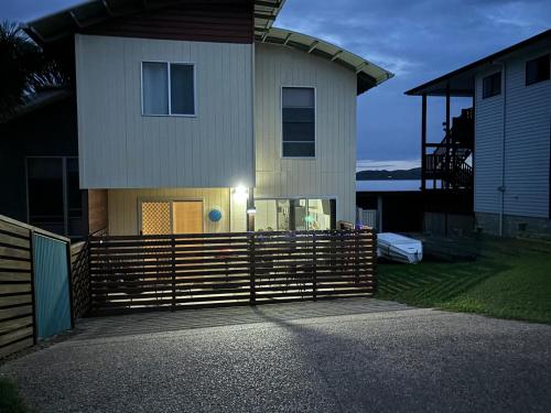 uma casa com uma cerca em frente em Seascape Retreat - Time to Slow Down - Suits Couples or Family with Kids with 2 sleeping spaces em Agnes Water