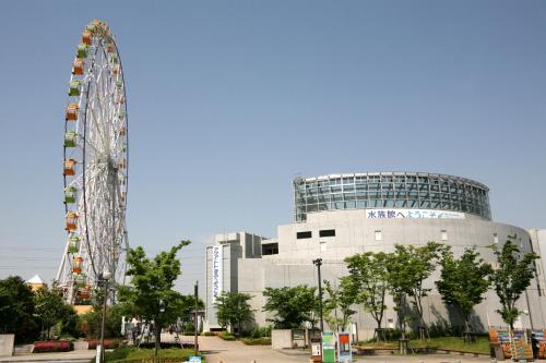 a ferris wheel in front of a large building at Inuyama City Hotel in Inuyama