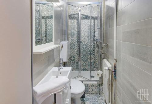 une salle de bain avec un lavabo, des toilettes et une douche dans l'établissement L'albizia / Halles De Tours, à Tours