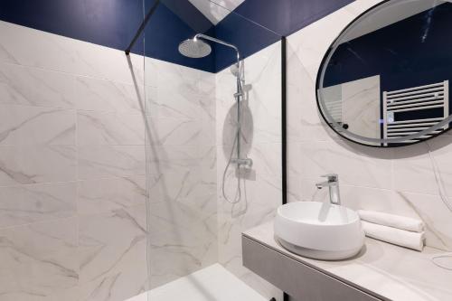 La salle de bains est pourvue d'un lavabo et d'un miroir. dans l'établissement Cabana & Les Gîtes de Jalogny, à Jalogny