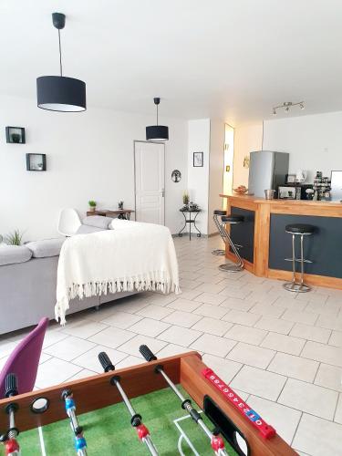 une chambre avec un lit et une table avec des battes de baseball dans l'établissement Les Mimosas, à Gargenville