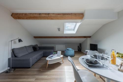 un salon avec un canapé et une table dans l'établissement Le Jarente - Appt pour 2 centre de Lyon, à Lyon