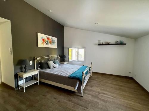 une chambre avec un lit et une table dedans dans l'établissement Villa Pleine campagne Jacuzzi 15 mn Saint Florent, à Santo-Pietro-di-Tenda