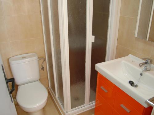 een badkamer met een douche, een toilet en een wastafel bij Apartamento Llançà, 2 dormitorios, 6 personas - ES-228-33 in Llança