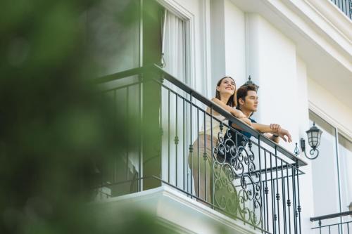 dwie kobiety stojące na balkonie w obiekcie Olivia Boutique Thailand w mieście Ban Bang Kraba