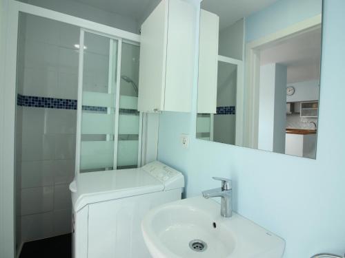a white bathroom with a sink and a mirror at Estudio Roses, estudio, 4 personas - ES-228-112 in Roses