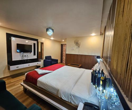 Habitación de hotel con cama y TV en HOTEL Bodhi Tree, en Patna