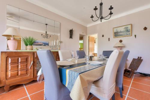 une salle à manger avec une table et des chaises dans l'établissement Maison pour 8 - 300m plage du Mauret, à Andernos-les-Bains