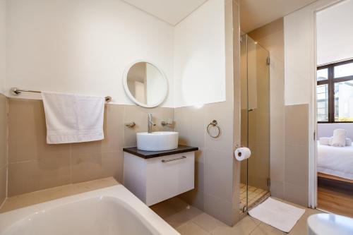 Ένα μπάνιο στο Modern Beachfront 2 bed, 2 bath- 143 Eden, Big Bay