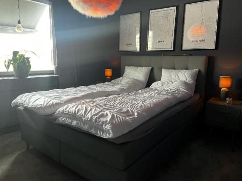 łóżko w sypialni z 2 lampami i oknem w obiekcie Nice house in Trosa with spa bath and close to the sea w mieście Trosa