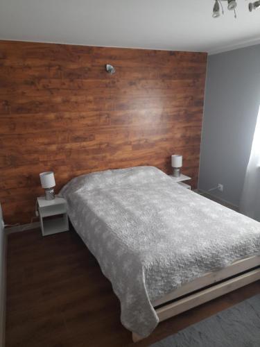 吉日茨科的住宿－Dana-Mazury，一间卧室配有一张木墙床