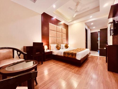 une chambre d'hôtel avec un lit et une chaise dans l'établissement Royal Parvati Valley, à Kasol