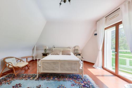 a bedroom with a bed and a large window at Carnac - 7 Voyageurs - 100 % Nature in Crach