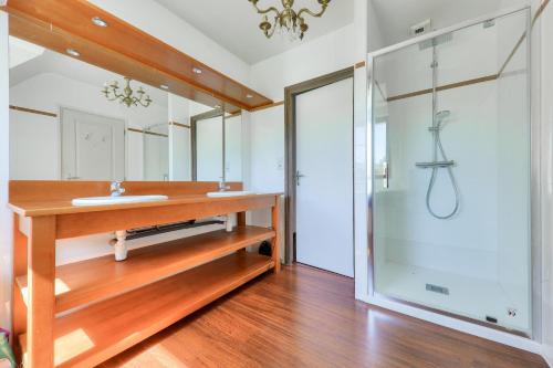 a bathroom with a sink and a shower at Carnac - 7 Voyageurs - 100 % Nature in Crach