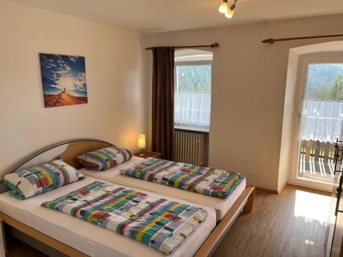 - une chambre avec 2 lits et 2 fenêtres dans l'établissement Ferienhof Rohrbachhof, à Schiltach