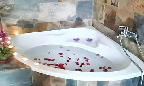 une baignoire blanche remplie de sang rouge dans l'établissement 3 bedrooms villa with private pool enclosed garden and wifi at Caminha, à Caminha