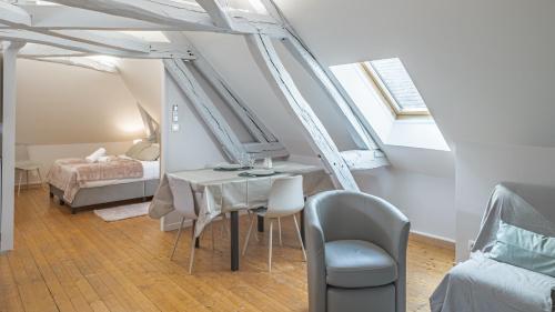 une pièce avec une table et des chaises et une chambre dans l'établissement Preize Serenity Loft - Hypercentre - 2 pers., à Troyes