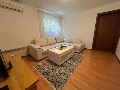 Una sala de estar con un sofá y una mesa de café. en Apartment Una Mostar, en Mostar