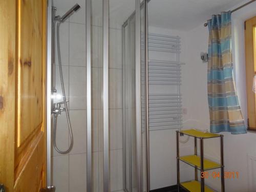 um chuveiro na casa de banho com uma cortina de chuveiro em Haus Sücka em Blons