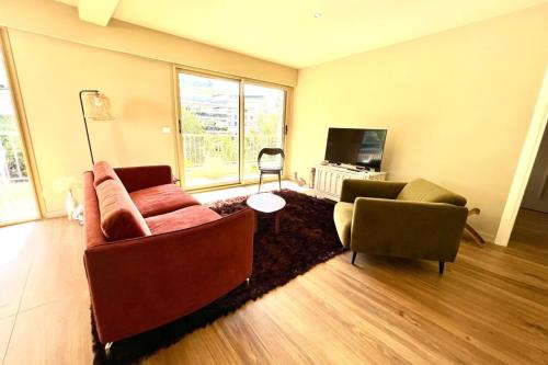 un salon avec deux chaises et une télévision dans l'établissement Juan les Pins - 4 people - Near the Beach, à Antibes