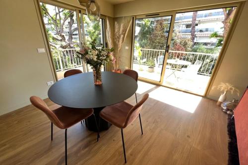 une salle à manger avec une table et des chaises et une grande fenêtre dans l'établissement Juan les Pins - 4 people - Near the Beach, à Antibes