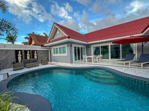 乔木提恩海滩VIEW TALAY VILLAs POOL 67, JOMTIEN BEACH, PATTAYA的房子后院的游泳池