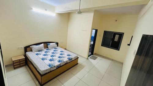 Voodi või voodid majutusasutuse Shiddharth bhavan family room toas